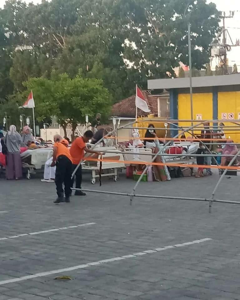 Tanggap Gempa, BPBD Lotim Bangun Tenda Darurat di RSUD Soedjono