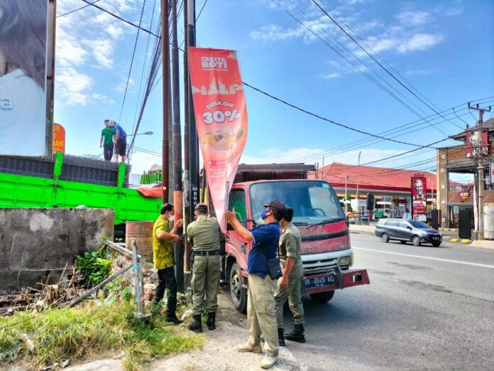 Camat Denut Bersama Satpol PP Brangus Spanduk Kadaluarsa