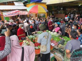 Puan Maharani Bikin Heboh Emak-Emak Pengunjung Pasar Kebon Roek