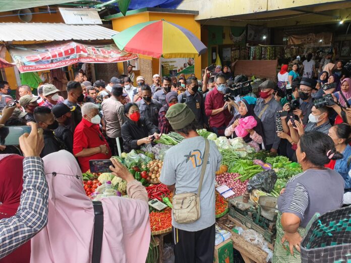 Puan Maharani Bikin Heboh Emak-Emak Pengunjung Pasar Kebon Roek