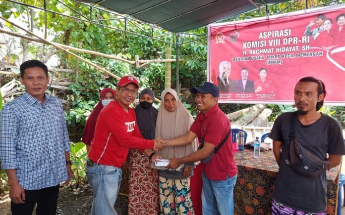 Anggota DPR RI Rachmat Hidayat Salurkan Bantuan UMKM untuk Dua Kecamatan di Lombok Timur