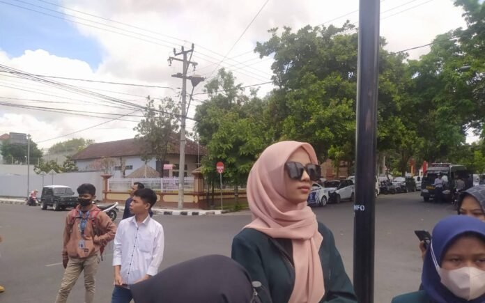 Dewi, Sosok Mahasiswi Yang Rela Wajah Glowingnya Luntur Demi Suarakan Aspirasi Masyarakat