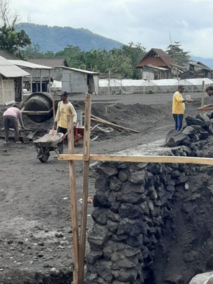 Proyek Pengaman Pantai Kusamba dan Sedayu Biarkan Pekerja Tanpa APD