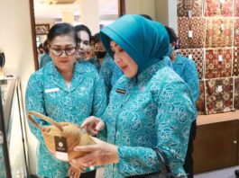 Kunjungan Ketua Umum TP PKK Pusat ke Pameran IKM Bali Bangkit tahap 7 "Berbelanja dan Berbagi"