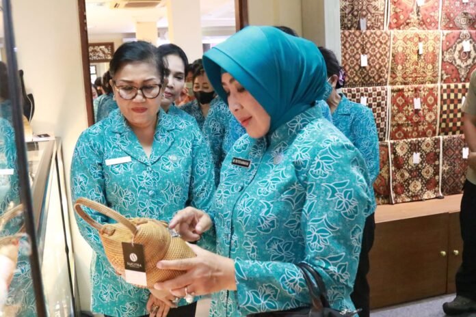 Kunjungan Ketua Umum TP PKK Pusat ke Pameran IKM Bali Bangkit tahap 7 