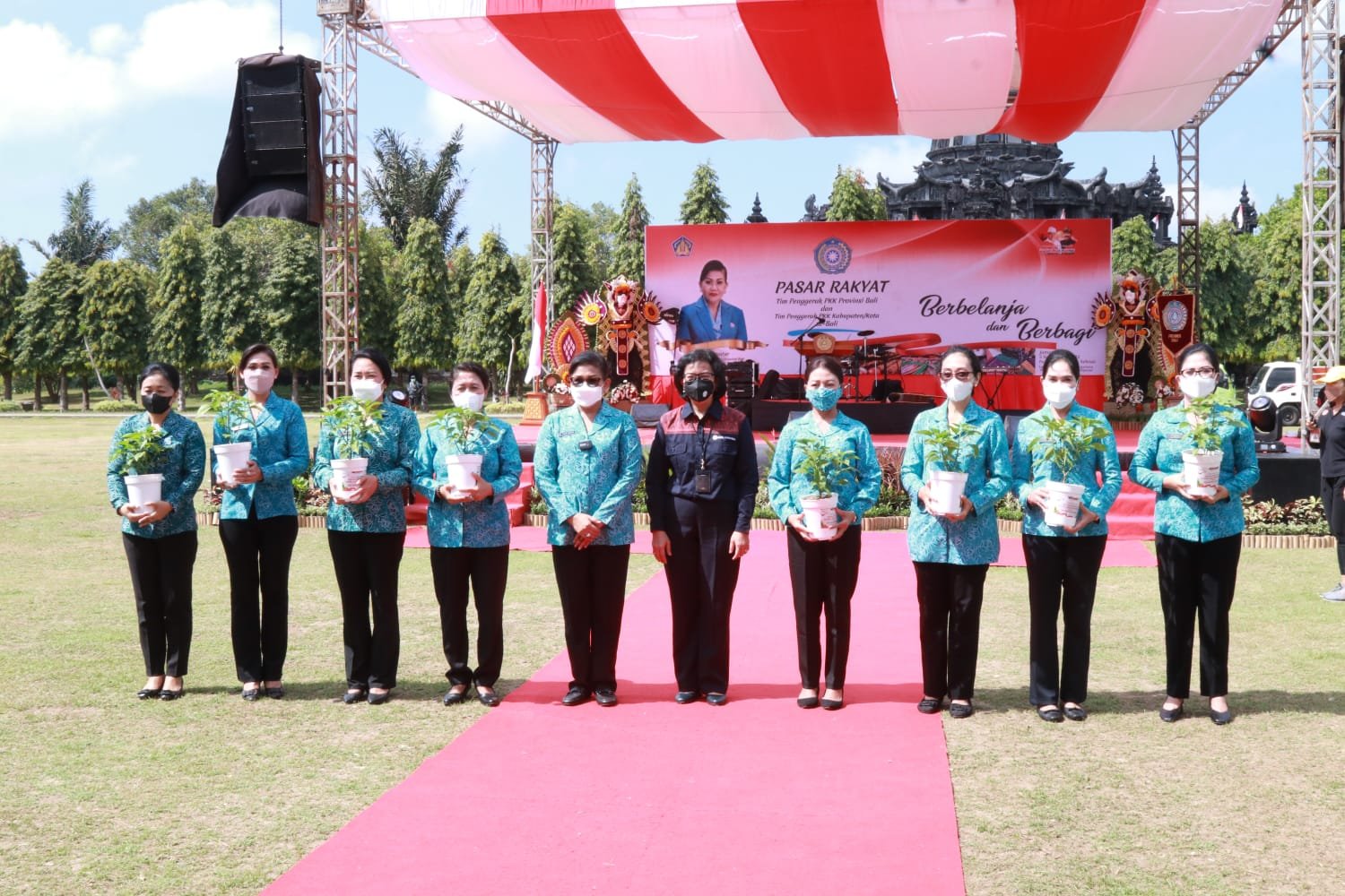 Ketum TP PKK Pusat Ny. Tri Tito Karnavian Apresiasi Kegiatan Pasar Rakyat TP PKK Provinsi Bali