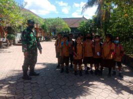 Demi Keamanan, Babinsa Pikat Temani Anak Sekolah Tunggu Jemputan Orang Tua