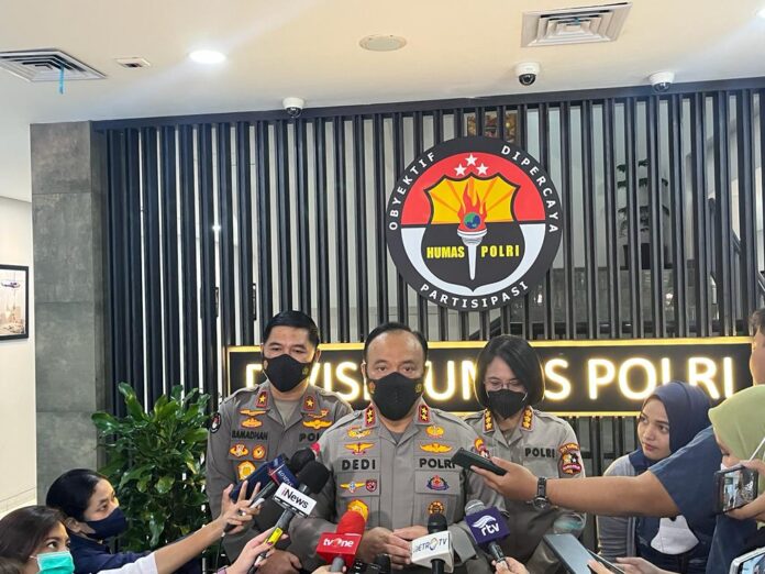 Tim DVI Polri Gerak Cepat Berikan Pertolongan Korban Kerusuhan Laga Arema FC Vs Persebaya