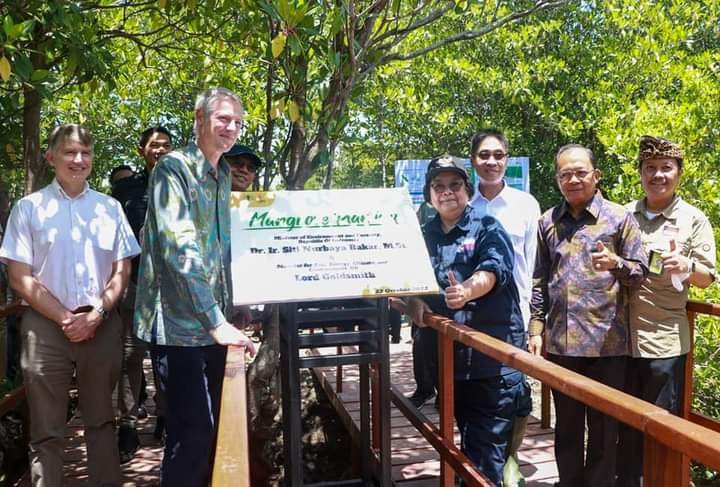 Gubernur Koster Dampingi Menteri Goldsmith dan Siti Nurbaya Tanam Mangrove