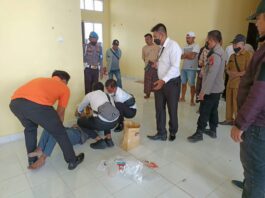 Pekerja di Pelabuhan Teluk Awang