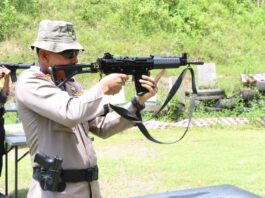 Personel Polres Latihan Menembak