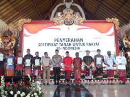 Presiden Jokowi Bagi Sertifikat