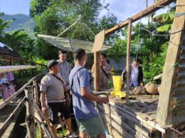 Penyerahan Bantuan oleh Bupati Sumbawa