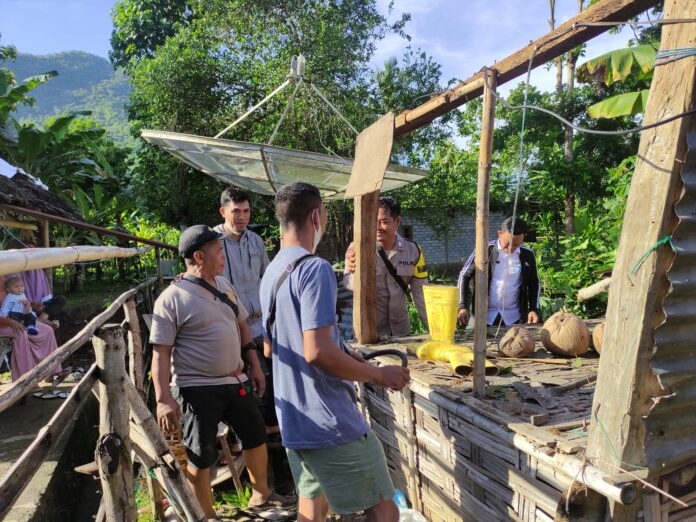 Penyerahan Bantuan oleh Bupati Sumbawa