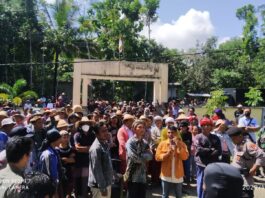 Warga Demo Kepala Desa