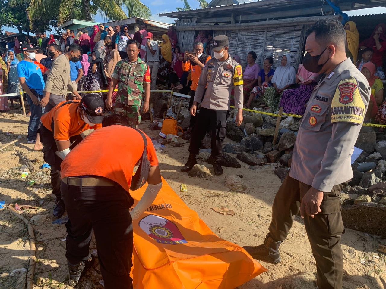 Penemuan Mayat di Pantai Kertasari