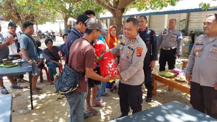 Sampaikan Pesan Kamtibmas di Pelabuhan Poto Tano, Kapolres Sumbawa Barat Lakukan Jum'at Curhat