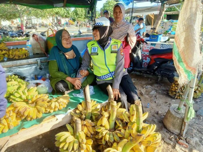 Personil Sat Lantas Polres Bima Kota Sambangi Emak-emak di Pasar Amahami