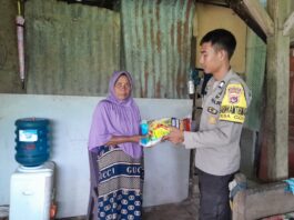 Kapolres KSB Bagikan Paket Sembako Melalui Anggota Bhabinkamtibmas Kepada Warga Desa Binaannya