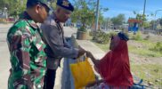 Sinergitas TNI-Polri, Polsek KPL Tano Beri Bantuan Sosial Warga Kawasan