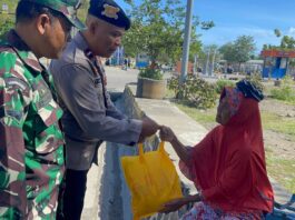 Sinergitas TNI-Polri, Polsek KPL Tano Beri Bantuan Sosial Warga Kawasan