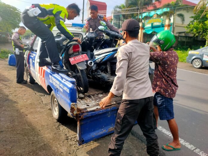 Tabrakan Beruntun di Jalan Raya Jelantik