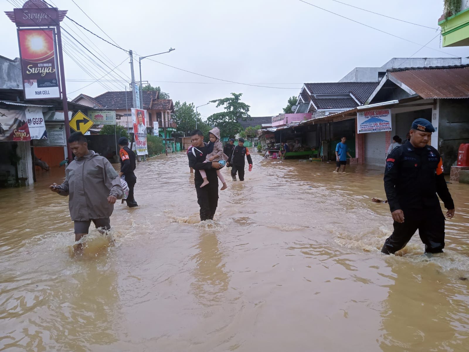 Aksi Sigap Brimob NTB Bantu Warga Terdampak Banjir di Sumbawa Barat banjir di sumbawa barat