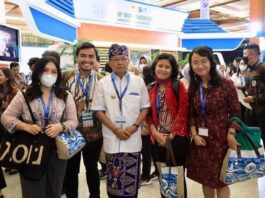 Peserta Kick Off Meeting 10th WWF berebut foto dan selfie dengan Gubernur Bali Wayan Koster