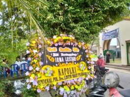 Karangan Bunga untuk mendiang irma