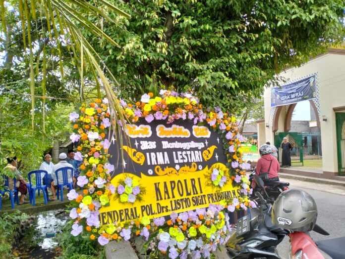 Karangan Bunga untuk mendiang irma