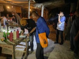 Kafe Remang-remang di Pantai Tanjung Aan