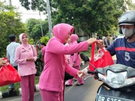 Bhayangkari Bagi Takjil di Mataram