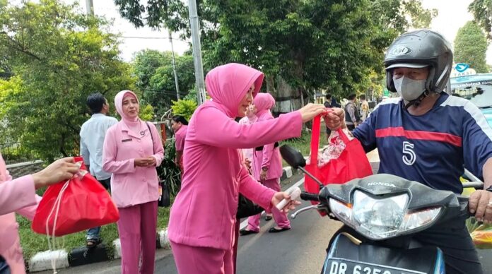 Bhayangkari Bagi Takjil di Mataram