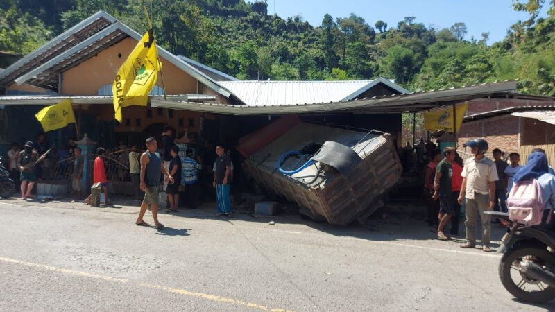 Truk Boks Air Tabrak Rumah Warga di Bima. (Foto: Humas Polres Bima Kota)