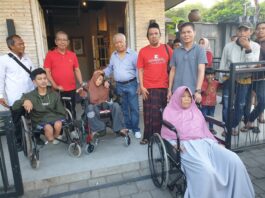 Tak Bosan-Bosan berbagi Kehidupan, Rachmat Hidayat Elektrik Bagikan Kursi Roda Setiap Minggu untuk Masyarakat Pulau Lombok