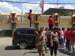 Massa LMND Cegat Mobil Dinas