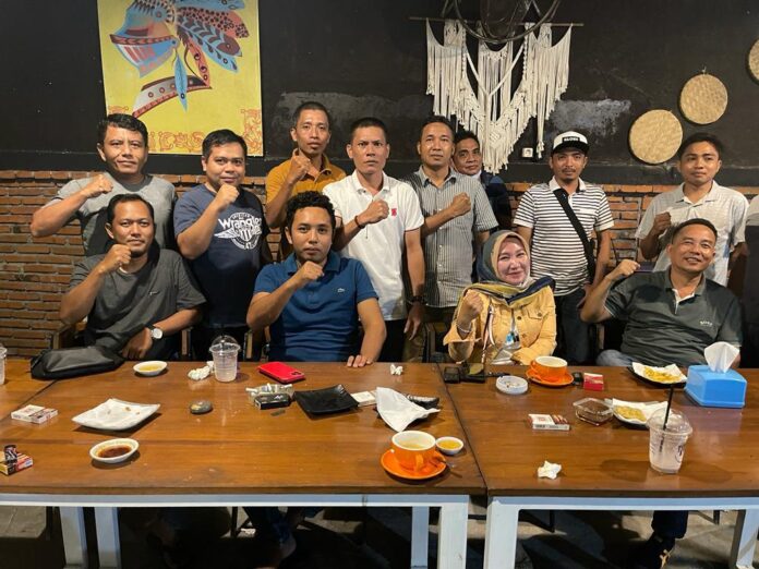 Kemah di Kantor Gubernur NTB