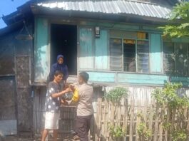 Peduli Sesama, Polsek Moyo Hilir Salurkan Bansos ke Warga Kurang Mampu