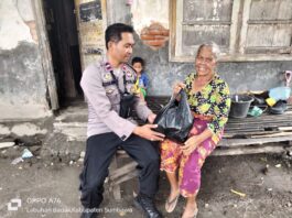 One Day One Bansos, Polsek Labuhan Badas Berikan Sembako untuk Warga Kurang Mampu