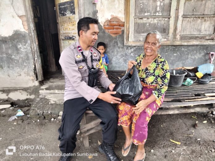 One Day One Bansos, Polsek Labuhan Badas Berikan Sembako untuk Warga Kurang Mampu