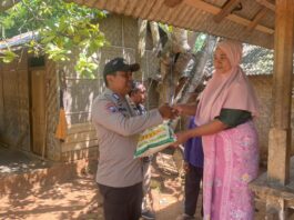 Polsek Labangka Salurkan Bansos untuk Masyarakat Kurang Mampu
