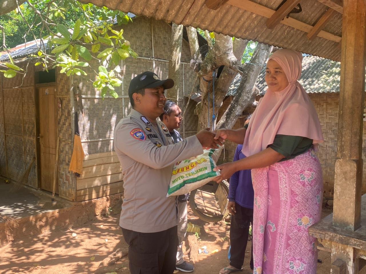 Polsek Labangka Salurkan Bansos untuk Masyarakat Kurang Mampu