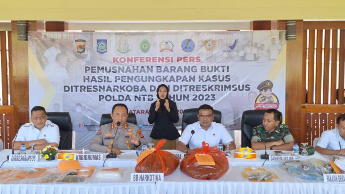 Polda NTB Musnahkan Barang Bukti Kasus Pakaian Impor Bekas dan Narkoba
