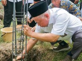 Bupati Sukiman Meletakkan Batu Pertama Pembangunan Musala SMPN 1 Keruak