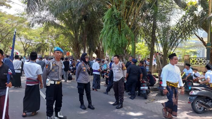 Polres Loteng Lakukan Pengamanan Pendaftaran Bacaleg PDI Perjuangan dan Partai NasDem di KPU