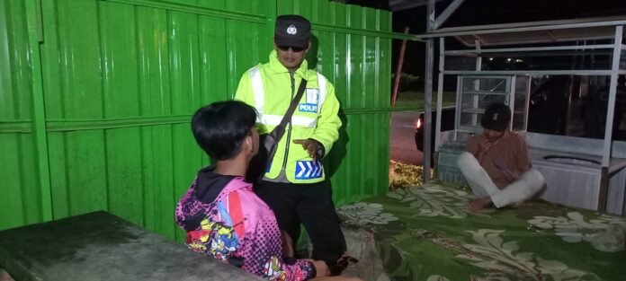 Polsek Taliwang Patroli Dialogis untuk Ciptakan Kamtibmas dengan Layanan MANTAP