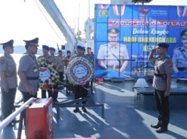Polda NTB Tabur Bunga di Pelabuhan Gili Mas