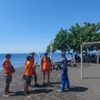 Tim SAR Gabungan pencarian korban tenggelam di Pantai Tanjung Menangis. (Foto: ragil)