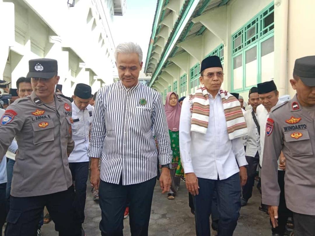 Tgb Dampingi Capres Pdip Ganjar Pranowo Ziarah Ke Makam Maulana Syeikh 3371