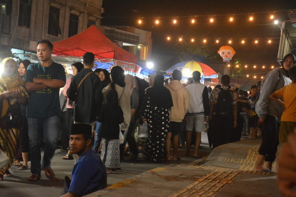 Street Food ini biasanya dibuka mulai jam 5 sore hingga 12 malam